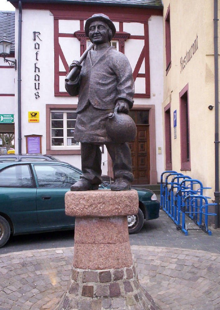 Unser Winzerbrunnen in der Dorfmitte von Wintrich
